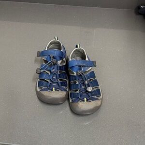Keen Newport H2 water shoes size 2
